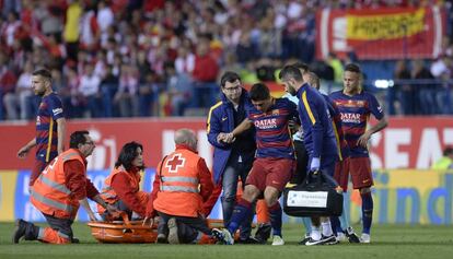 Suárez se retira lesionado en la final ante el Sevilla.