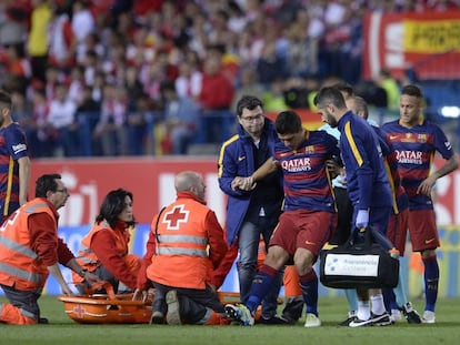 Suárez se retira lesionado en la final ante el Sevilla.