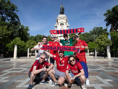 Aficionados de Osasuna posaban este viernes para EL PAÍS en Sevilla.