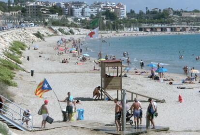 Un banyista amb una estelada a la platja del Miracle a Tarragona.