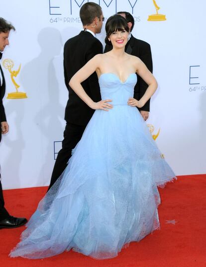 Vestida como una auténtica princesa, Zooey Deschanel se ha paseado por la alfombra con este vestido de Reem Acra. La actriz era candidata al Emmy como Mejor actriz de comedia.