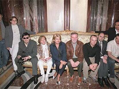 De izquierda a derecha, los poetas Eduardo Vázquez Martín, Margarita Hernando de Larramendi, Samuel Serrano, Delia Domínguez, Asunción Ansorena (directora de la Casa de América), Óscar Hahn, Luis Muñoz, Diego Valverde, Javier Cánaves y Carlos Rubio.