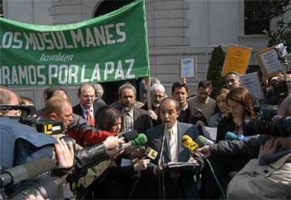 El portavoz de los musulmanes de Granada, Mustafá Bakkach El Aamrani, durante la lectura del comunicado.