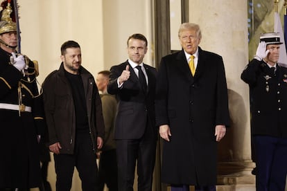 El presidente francés Emmanuel Macron (c); el presidente electo de Estados Unidos, Donald Trump (d), y al presidente ucraniano, Volodímir Zelenski (i) abandonan el Eliseo para dirigirse a la ceremonia de reapertura oficial de la catedral de Notre Dame el pasado día 7 de diciembre.