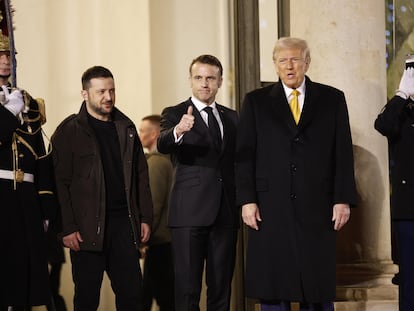 El presidente francés Emmanuel Macron (c); el presidente electo de Estados Unidos, Donald Trump (d), y al presidente ucraniano, Volodímir Zelenski (i) abandonan el Eliseo para dirigirse a la ceremonia de reapertura oficial de la catedral de Notre Dame el pasado día 7 de diciembre.