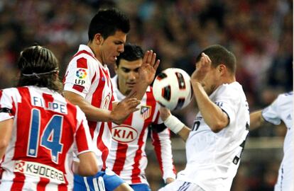 Agüero y Pepe luchan por hacerse con el balón. El Atlético ha tenido ocasiones para marcar en la primera parte, pero las ha desaprovechado.