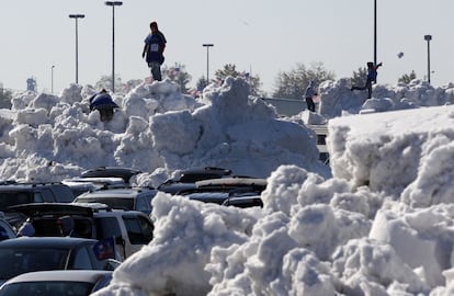 Un aficionado sobre la montaña de nieve acumulada fuera del estadio MetLife en Nueva Jersey (EE UU).