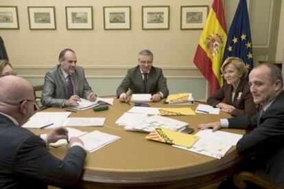 El portavoz de ERC en el Congreso Joan Ridao (4º derecha) junto a José Blanco (3º derecha), Elena Salgado y Miguel Sebastián, durante la reunión en el Palacio Zurbano de Madrid.