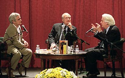 Tomás Eloy Martínez, entre Juan Cruz y Jorge Semprún, en la presentación de <b></b><i>El vuelo de la reina.</i>