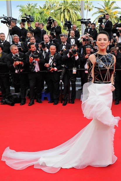 Zhang Ziyi optó por el binomio blanco y negro futurista de este Stephane Rolland Couture.