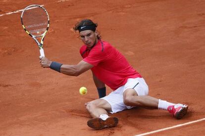 Nadal golpea la pelota desde el suelo durante el partido ante Ferrer.