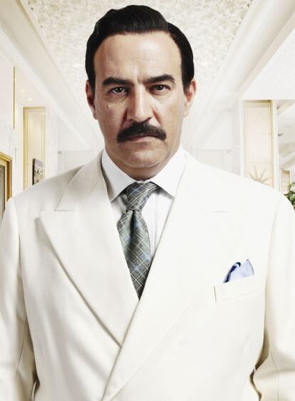 <b>Yigal Naor, en su papel de Sadam Husein, en una de las imágenes promocionales de la serie.</b>