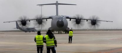 El A400M se prepara para el despegue en el Aeropuerto de Sevilla.