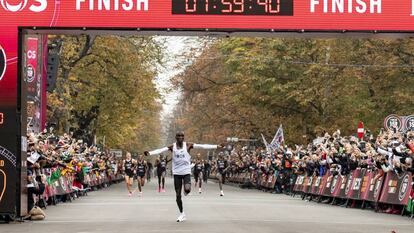 Eliud Kipchoge, ao cruzar a linha de chegada em menos de duas horas.