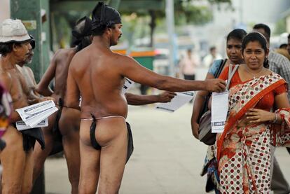 Granjeros de Sri Lanka, vestidos con taparrabos, distribuyen panfletos a la gente en una protesta en la localidad de Colombo, para dar a conocer los problemas a los que se enfrentan. 