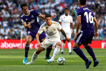 James Rodríguez, entre Enes Unal y Federico Díaz, el sábado.