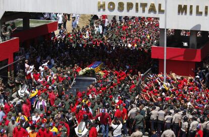 Miles de personas acompañan el féretro del presidente de Venezuela, Hugo Chávez, en el Hospital Militar de Caracas (Venezuela).