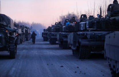 Un convoy de tropas prorrusas se dirigía a la ciudad portuaria de Mariupol, el lunes. La urbe es clave para Rusia, pues su conquista le permitiría crear un corredor desde la zona de Donbás, donde están las autoproclamadas repúblicas de Donetsk y Lugansk, hasta la península de Crimea, anexionada por Rusia en 2014 de forma ilegal tras un referéndum que la comunidad internacional no reconoce.