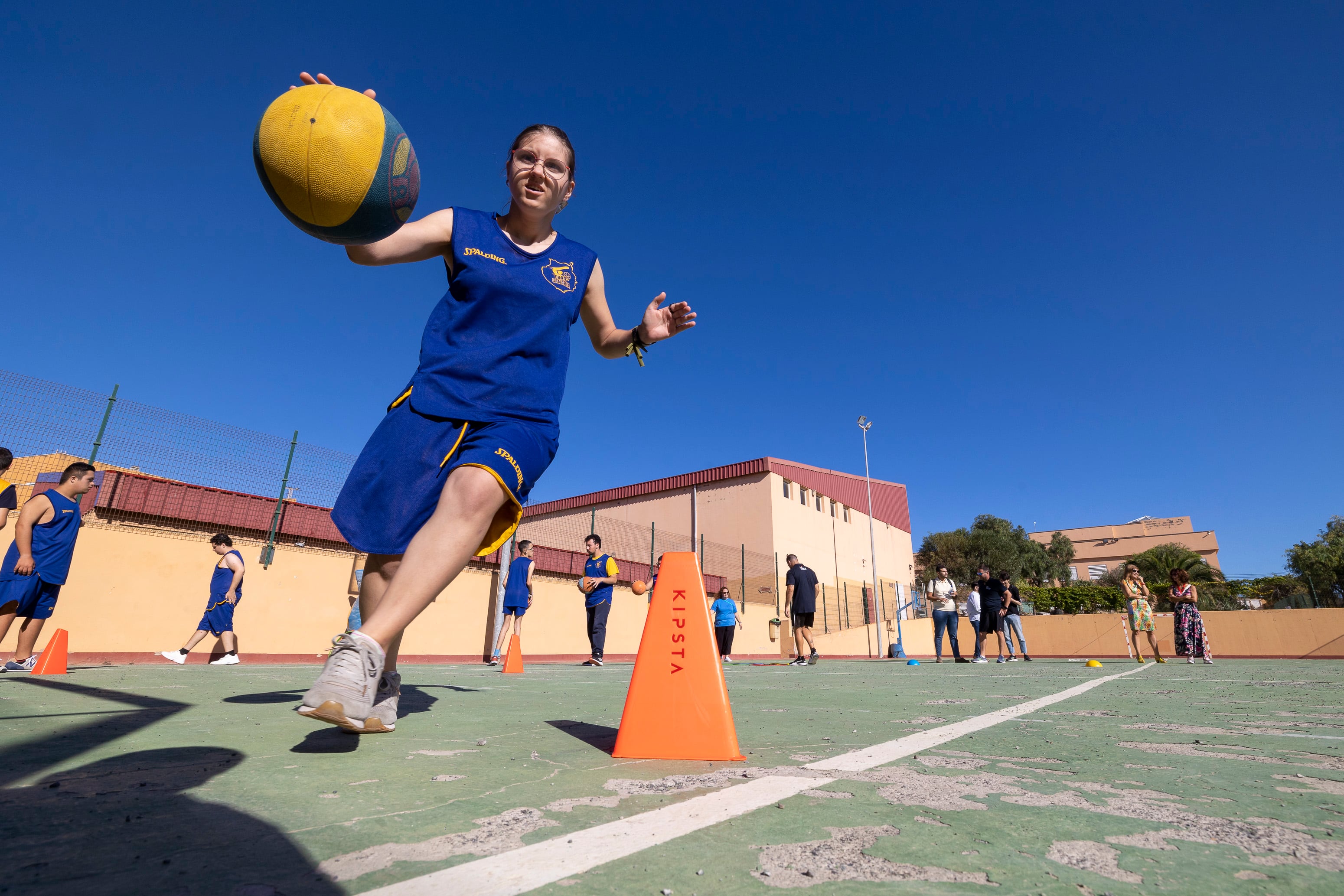 Una de las jugadoras del Proyecto Suma entrena en el instituto Lomo de la Herradura (Las Palmas) en junio de 2023.