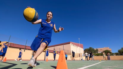 Una de las jugadoras del Proyecto Suma entrena en el instituto Lomo de la Herradura en La Herradura (Gran Canaria) el pasado 16 de junio.