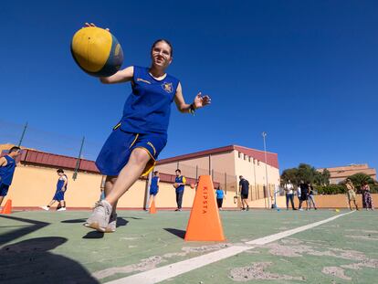 Una de las jugadoras del Proyecto Suma entrena en el instituto Lomo de la Herradura en La Herradura (Gran Canaria) el pasado 16 de junio.