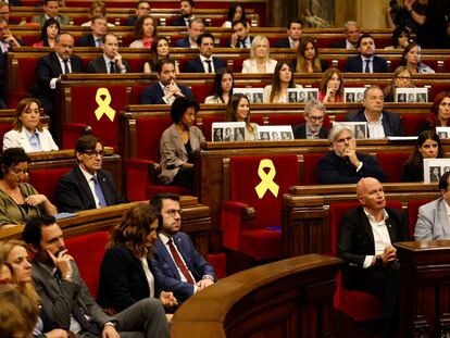 Pleno del Parlament en el que se ha activado el plazo de dos meses para intentar evitar una repetición electoral. Lo dos escaños marcados con lazos amarillos son los de los diputados de Junts Carles Puigdemont y Lluís Puig, huidos de la justicia y pendientes de ser amnistiados.
