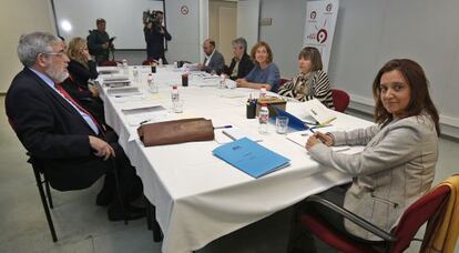 La directora general de RTVV, Rosa Vidal, a la derecha, con los nuevos miembros del consejo de administración.