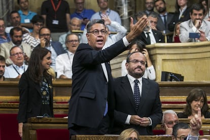 El presidente del grupo parlamentario del PPC, Xavier García Albiol, durante su participación en la sesión de control en el Parlament de Cataluña.