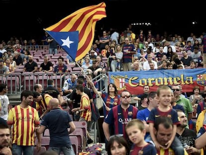 Bandeira da Catalunha é agitada no Camp Nou.