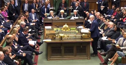 Jeremy Corbyn contesta al primer ministro británico, David Cameron, en el Parlamento.