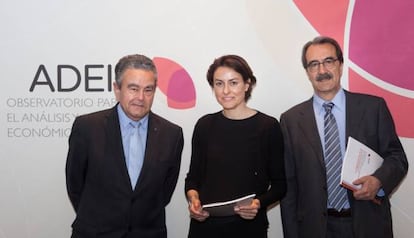 Andrés Pedreño y Bárbara Navarro, director y presidenta de Adei, junto a Emilio Ontiveros.