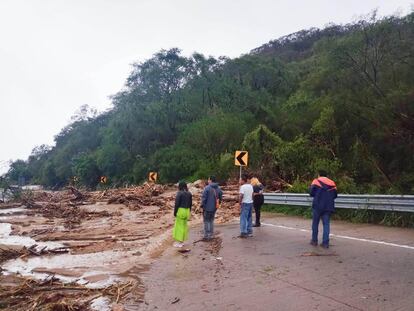 El paso de 'Otis' ha provocado este miércoles la ruptura de caminos, caída de árboles y derrumbes en la autopista que llega a la ciudad costera de Acapuclo, que se encuentra incomunicada por tierra. En la imagen, un camino invadido por lodo, agua y ramas, en los alrededores de Acapulco. 