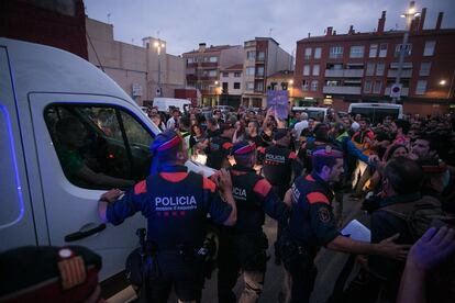 Vecinos de Calella (Barcelona) abuchean a los guardias civiles obligados a marcharse del hotel en el que se alojaban el 3 de octubre de 2017, mientras los Mossos establecen un cordón de protección.