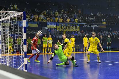 El portero de Ucrania, Kyrylo Tsypun, durante el partido contra Rusia de la semifinal de la Eurocopa de fútbol sala.