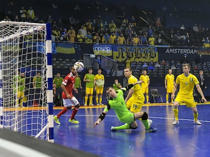 El portero de Ucrania, Kyrylo Tsypun, durante el partido contra Rusia de la semifinal de la Eurocopa de fútbol sala.