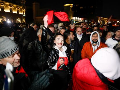 Simpatizantes de Vetevendosje celebran los resultados de los sondeos a pie de urna, este domingo en Prístina.