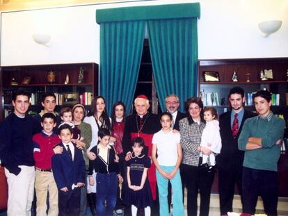 El cardenal Ratzinger durante su visita a España en 2002, junto al director de la Universidad Católica de Murcia, José Luis Mendoza, su esposa y sus 14 hijos.