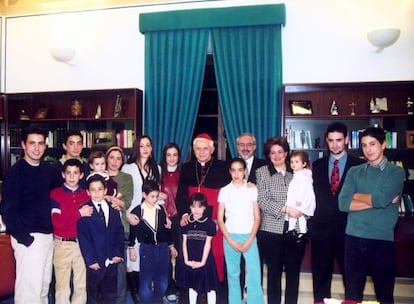 El cardenal Ratzinger durante su visita a España en 2002, junto al director de la Universidad Católica de Murcia, José Luis Mendoza, su esposa y sus 14 hijos.