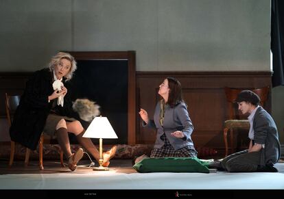 Anne Sofie von Otter (Adelaide), Barbara Zechmeister (La tiradora de cartas) y Sarah Defrise (Zdenka) en 'Arabella'.