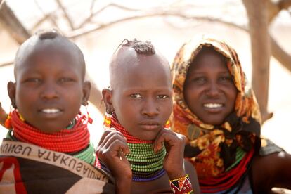 Niñas turkana junto a un pozo en Lokichar. El analfabetismo aquí es alto. Solo la mitad de los menores en edad escolar está matriculado en la escuela primaria, muy por debajo de la media nacional del 92%, según la ONG Save the Children. La tasa de alfabetización de adultos en el condado es del 20%.