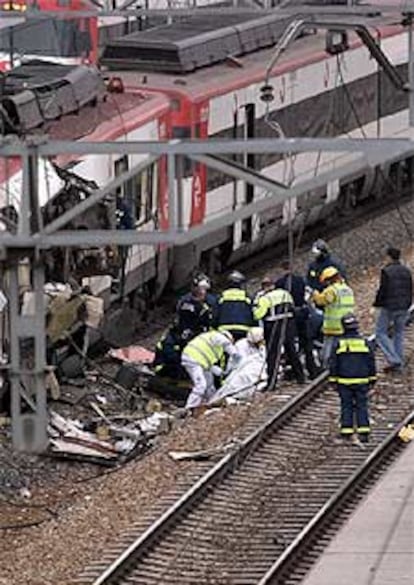 Los equipos sanitarios y los bomberos atendían en la mañana de ayer a las víctimas de la explosión en la estación de Santa Eugenia, en el distrito de Villa de Vallecas.