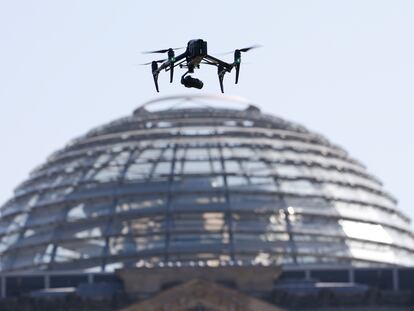 Un dron sobrevuela el edificio del Parlamento alemán el 24 de abril de 2020.
