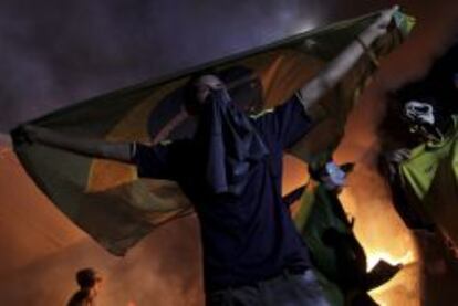 Demonstrators protest against the government of Brazil&#039;s President Rousseff in front of the National Congress in Brasilia