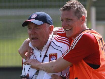 Hermann Gerland, abrazado por Schweinsteiger.  