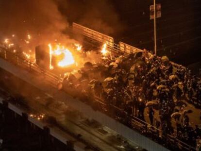 Un policía, herido por el impacto de una flecha. Los manifestantes lanzaron cócteles molotov y los antidisturbios emplearon gases lacrimógenos y cañones de líquido