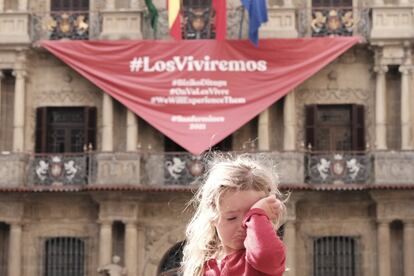 Una niña en la plaza Consistorial durante el comienzo de las suspendidas fiestas de San Fermín, el 6 de julio.