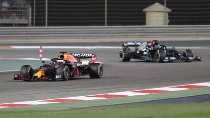 Max Verstappen seguido de Lewis Hamilton durante el Gran Premio de Bahréin este domingo.