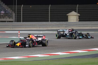 Max Verstappen seguido de Lewis Hamilton durante el Gran Premio de Bahréin este domingo.