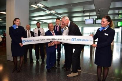 Juan Jos&eacute; Hidalgo, en el centro, corta la cinta en el vuelo inaugural de Air Europa a Zurich (Suiza).