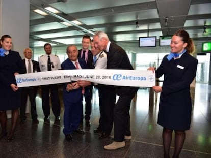 Juan Jos&eacute; Hidalgo, en el centro, corta la cinta en el vuelo inaugural de Air Europa a Zurich (Suiza).